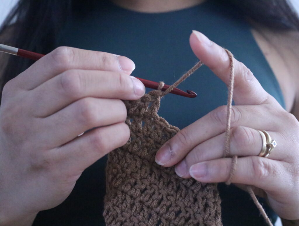 how to hold yarn while crocheting